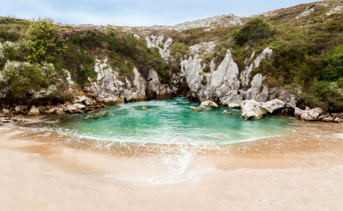 Playas para visitar en Asturias Gulpiyuri