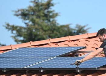 La gente está comprando más paneles solares para generar energía limpia: Principales ventajas y desventajas sobre este sistema