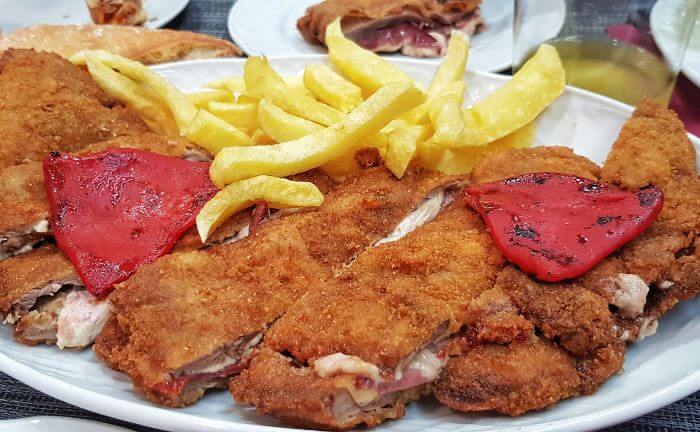 Cachopo con guarniciones